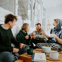 Así es el Fredagsmys: la costumbre que tiene los suecos cada viernes para relajarse y ser más felices 