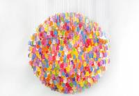 Una lámpara de diseño hecha con ositos de goma 