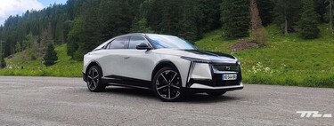 Probamos el nuevo DS Nº8: a medio camino entre SUV y berlina, es un eléctrico de lujo que me ha sorprendido por su confort y autonomía de diésel