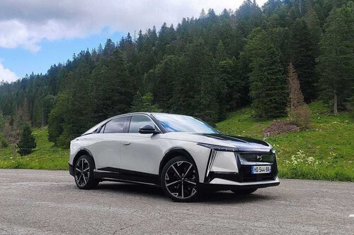 Probamos el nuevo DS Nº8: a medio camino entre SUV y berlina, es un eléctrico de lujo que me ha sorprendido por su confort y autonomía de diésel