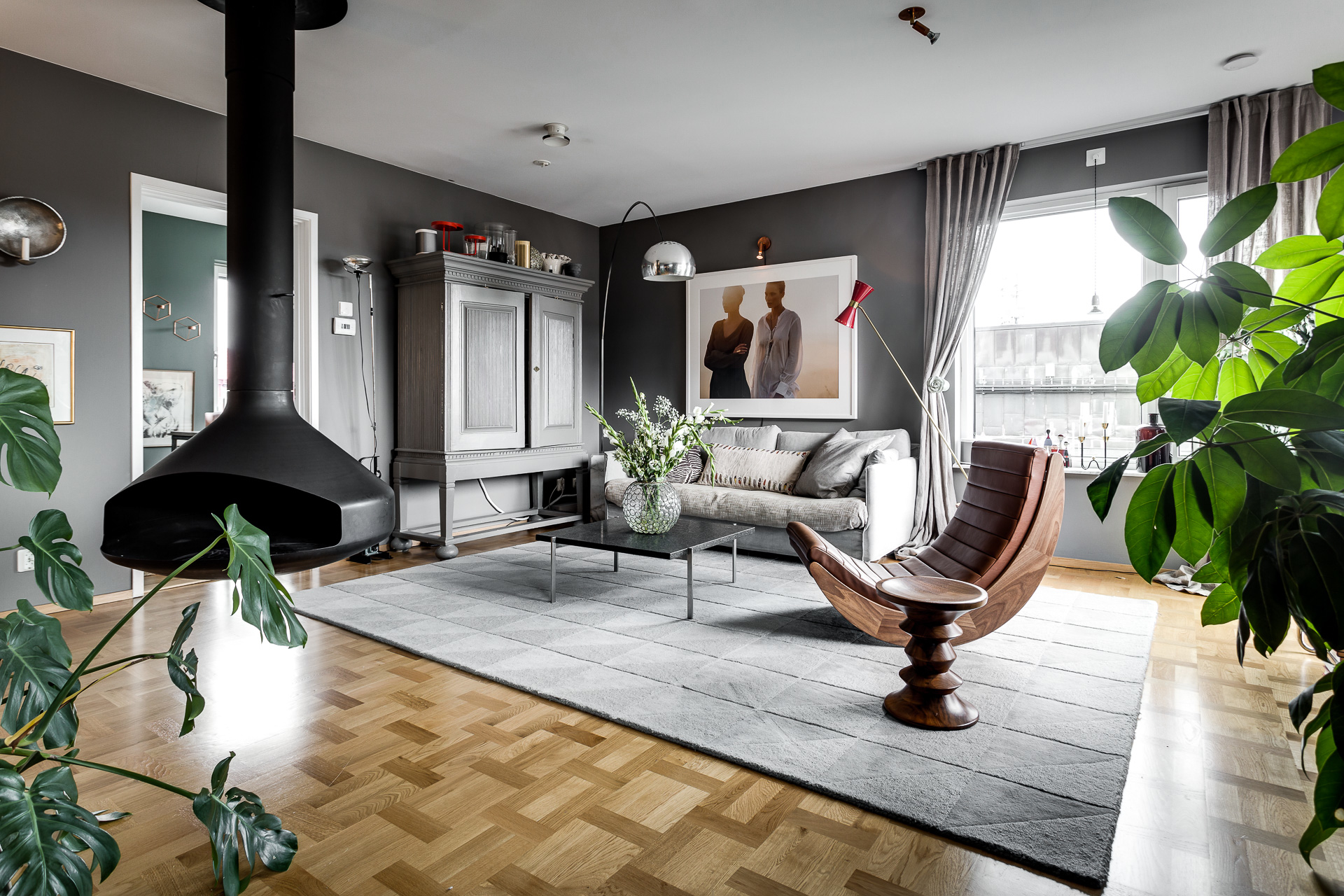 ¿Te gusta el gris? Te encantará entonces este ático de Estocolmo lleno