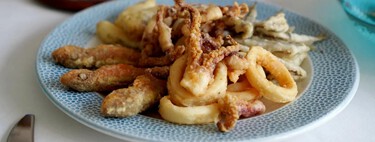 El mejor pescado frito malagueño no se come en Málaga, lo hacen en una pedanía costera donde bordan la fritura