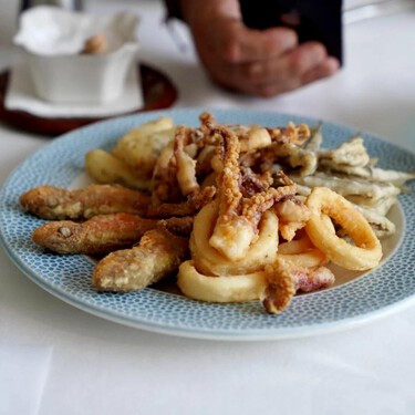 La mejor fritura de Málaga se come, según los que más saben de la provincia, en este restaurante a pie de playa fuera del circuito turístico 