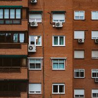 Tu comunidad puede decir que no, pero no siempre tiene la última palabra: una sentencia avala el aire acondicionado en fachada
