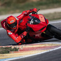 La nueva moto de Marc Márquez es una mala bestia. Tanto que acaba de jubilar su Honda CBR600RR, y ha roto un récord de Ducati