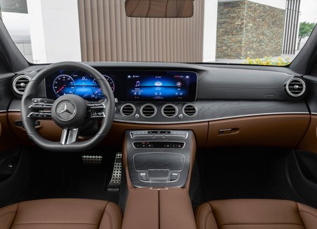 Mercedes Benz E Class 2021 1600 24