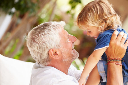 Los beneficios de los viajes de los niños con sus abuelos: por qué son inolvidables