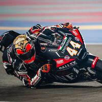 Arón Canet bate a Deniz Öncü en Losail para ganar su primera carrera de 2025 y ponerse líder del mundial 