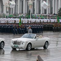 El presidente de Turkmenistán ordena perseguir a las mujeres conductoras, 'culpables' de todos los accidentes