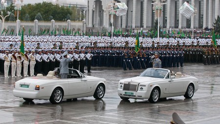 El presidente de Turkmenistán ordena perseguir a las mujeres conductoras, 'culpables' de todos los accidentes
