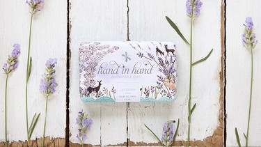 No dejes que tu baño entristezca y dale un toque de alegría con los jabones de Hand in Hand 