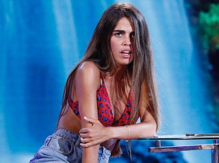 El drama de Violeta Mangriñán: no ha podido comprarse una tobillera de conchitas por sus tobillos XXL