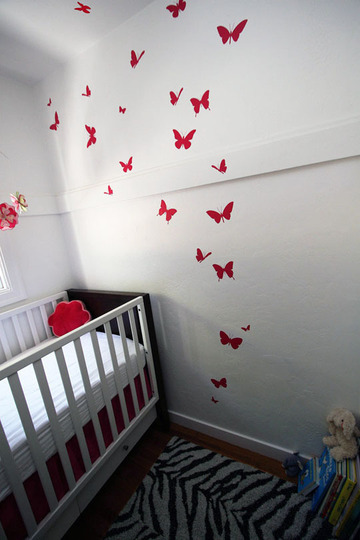 Mariposas hasta el techo en una pequeña habitación infantil