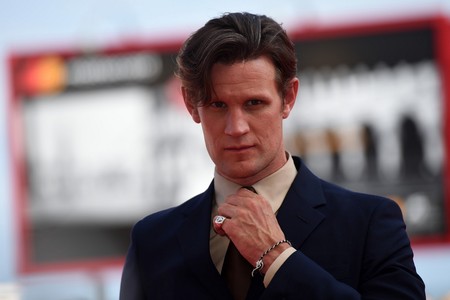 Matt Smith se adentra al otoño llevando un simple accesorio en su look del Festival de Venecia