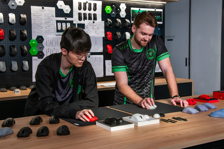 Lendas dos esports, Lee “Faker” Sang-Hyeok e Nikola “NiKo” Kovač, no estúdio de design da Razer.
