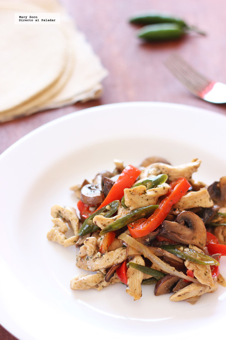 Fajitas picantes de pollo al epazote con champiñones y pimientos. Receta