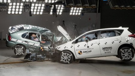Toyota Corolla 1998 vs Corolla 2015 ¿Quién crees que gane esta prueba de impacto?