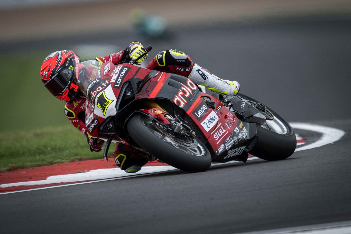Álvaro Bautista arrasa hasta en Donington Park y Jonathan Rea impide el primer podio de Danilo Petrucci
