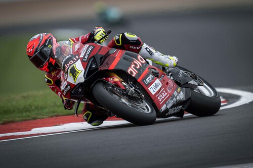 Álvaro Bautista arrasa hasta en Donington Park y Jonathan Rea impide el primer podio de Danilo Petrucci