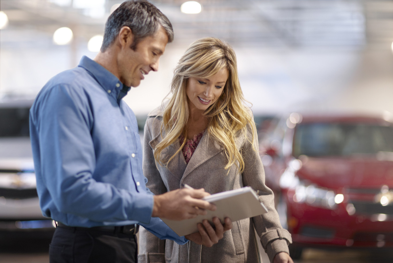 No, no basta con leer la ficha técnica de un auto para conocerlo