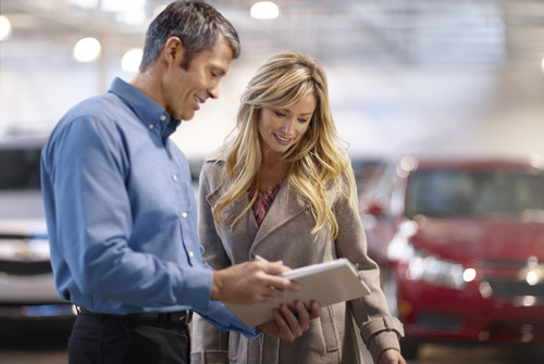 No, no basta con leer la ficha técnica de un auto para conocerlo