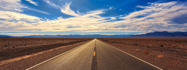 La carretera más recta del mundo tiene 240 km. Y conducir por ella es un reto mental más duro que hacer el Dakar en Vespa