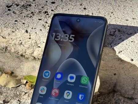 Foto detalle de la pantalla del Motorola Moto G55 5G