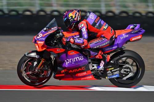 Jorge Martín arrasa en Mandalika para hacer otra pole y desastre de Marc Márquez con caída doble incluida 