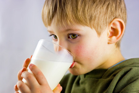 Cómo cubrir las necesidades nutricionales de los niños de 1 a 3 años: alimentos y cantidades