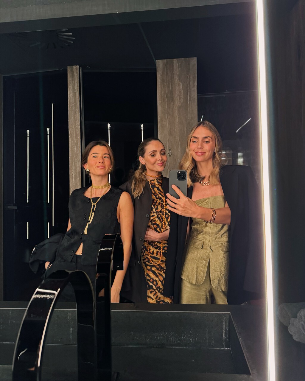 Ha llegado a Zara el pantalón bombacho de terciopelo que transformará los looks de Navidad en 2025 