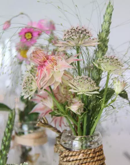Pon flores a tu verano, cuatro ideas de cómo hacer hermosos ramos campestres