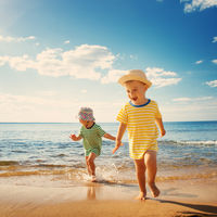 11 cosas que los niños suelen hacer en la playa con las que tenemos que tener precaución