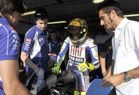 La mano de Valentino Rossi es alargada y también llega a Superbikes