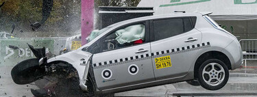 No, no te vas a electrocutar por tocar la carrocería de un coche híbrido o eléctrico tras un accidente. Así es la seguridad de estos coches 