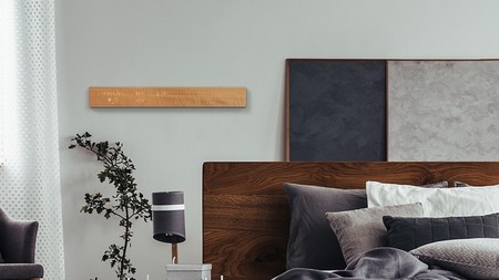 Esta pantalla de madera integra un controlador sensible al tacto y luces LED para gestionar el hogar conectado