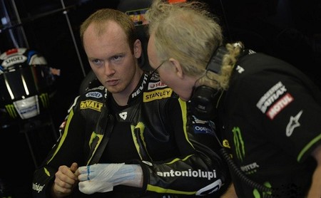 Bradley Smith operado con éxito, ya ha abandonado el hospital