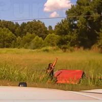 "Ha salido bebiendo cerveza después de volcar" y con la policía encañonándole tras una persecución a alta velocidad