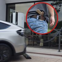 En EEUU te pueden meter un tiro mientras cargas tu coche eléctrico, así que los Tesla ahora pueden salir pitando sin llevarse puesto el cargador
