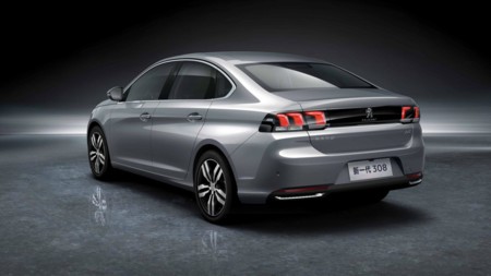Y al Peugeot 308, ¿qué tal le vendría una carrocería sedán?