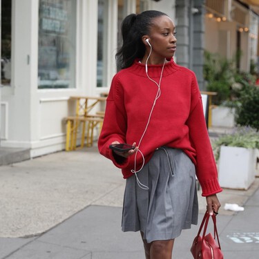 Parfois agotará este jersey rojo porque es ideal para Navidad: calentito, elegante y una prenda versátil que reutilizaremos sin parar