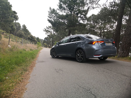 Toyota Corolla Sedan 2