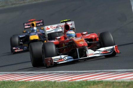 Fernando Alonso cree que el nuevo reglamento ayudará a Ferrari a alcanzar a Red Bull