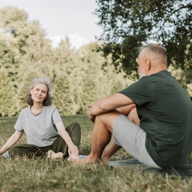 Qué es la caminata del gorila: el ejercicio para mejorar fuerza y equilibro a partir de los 50 y 60 