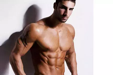 Trabaja tu abdomen en casa, usando sólo una banda elástica