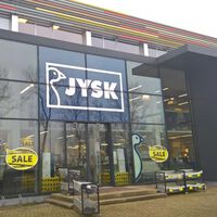 JYSK liquida un mueble de TV moderno con espacio de almacenaje para un salón de revista