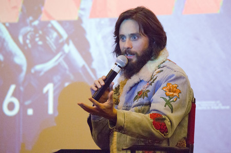 Jared Leto y su chaqueta en denim conforman un look perfecto que puedes conseguir en Zara