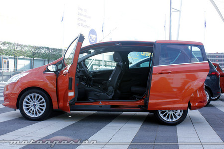 Ford B-MAX, vista lateral con las puertas abiertas