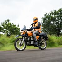 Esta moto africana ha hecho un viaje épico de 6.000 kilómetros sin una sola gota de gasolina ni un enchufe. ¿El truco? Placas