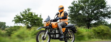 Esta moto africana ha hecho un viaje épico de 6.000 kilómetros sin una sola gota de gasolina ni un enchufe. ¿El truco? Placas
