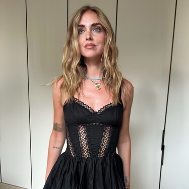 Skechers tiene las sandalias negras de cuña más cómodas: un modelo joya que está arrasando entre las mujeres bajitas 